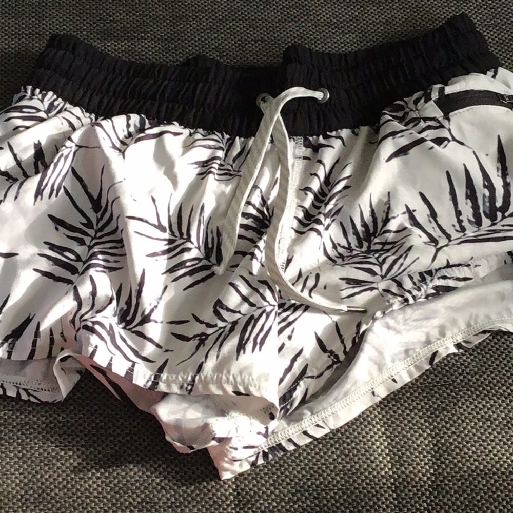 Vuori Clementine Shorts in Floating Palm Leaf - Picture 4 of 10